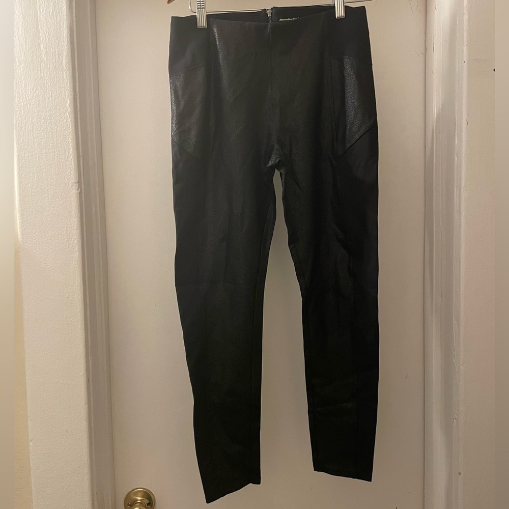 Abercrombie & Fitch Black partial vegan leather design leggings size medium